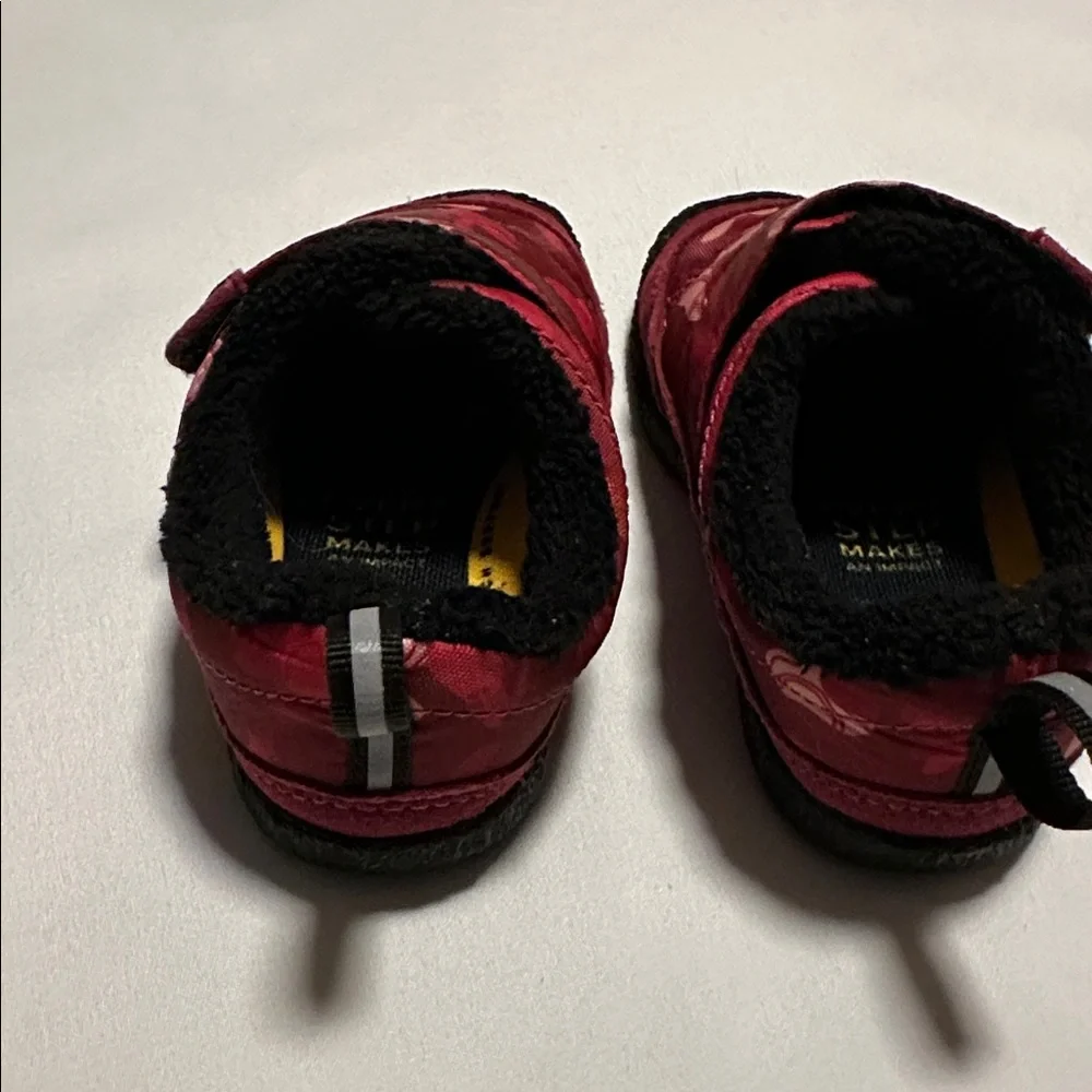 KEEN Kids Red Pink and Black Camo Slipper Shoes NEW Never Worn